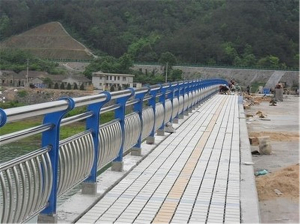 茂名不锈钢桥梁护栏的特性及其在现代建筑中的应用